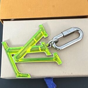 Louis Vuitton 100% Authentic Fluorescent Green Key Chain w Dustbag & Box